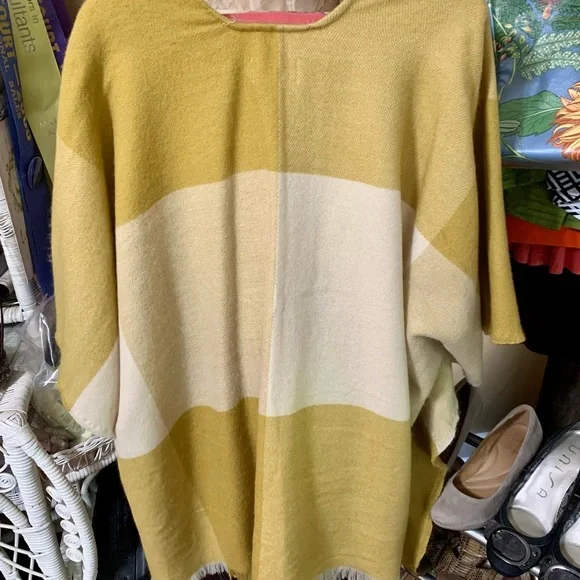 SOLD!!!  Universal Thread Ladies Wrap - Picture 2 of 2